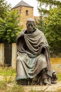Graf-Hessi-Denkmal vor dem Kloster Wendhusen mit der Andreaskirche in Thale